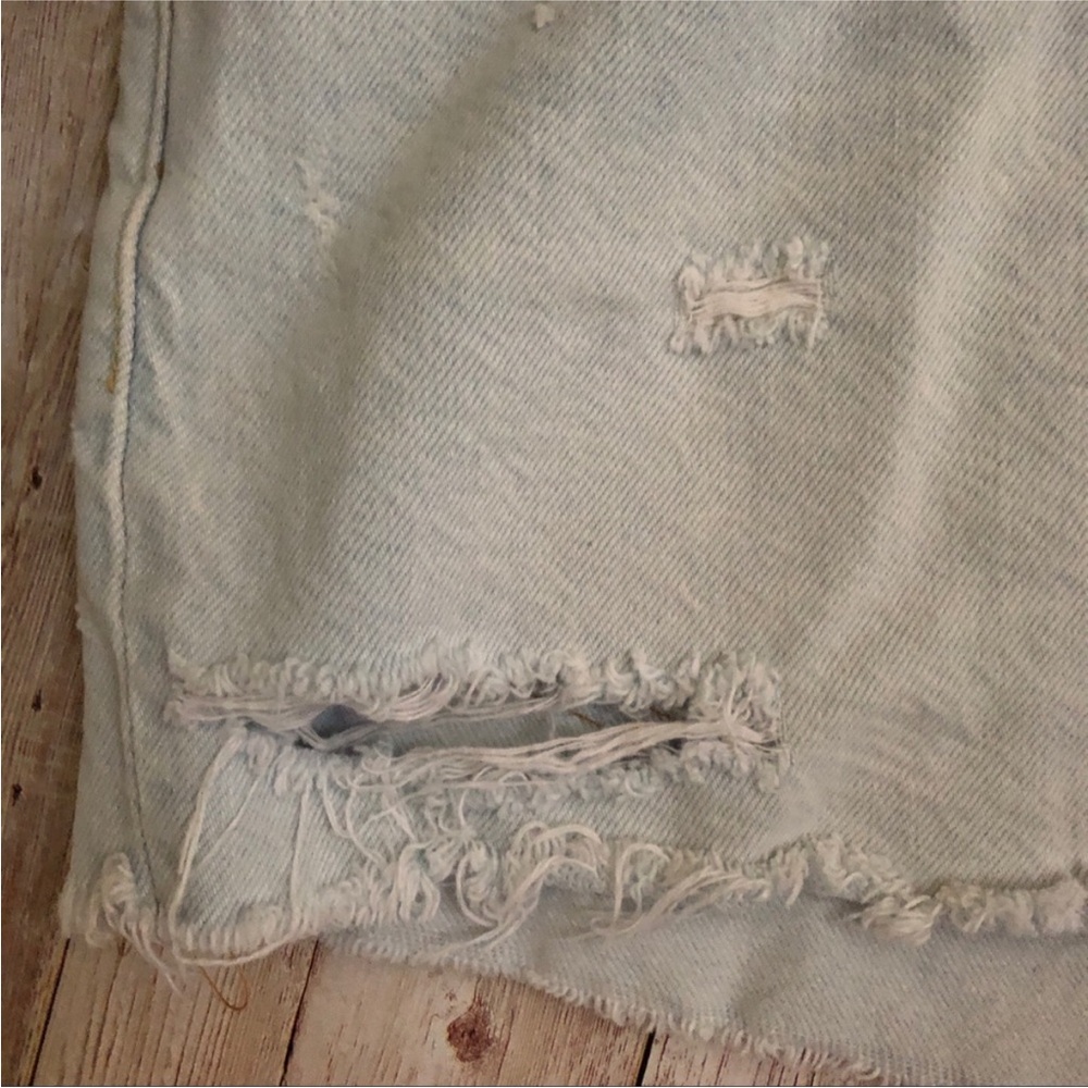 Levi’s High Rise Patch Distressed Shorts - Picture 5 of 6